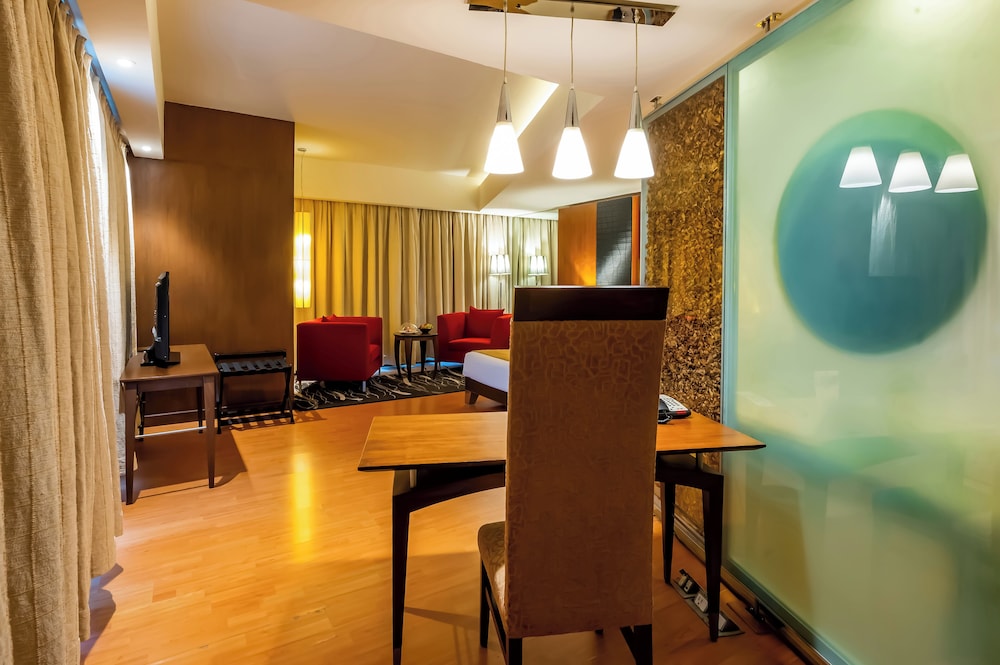 Suite with Bathtub, 2 way Airport Transfer - Photo 10