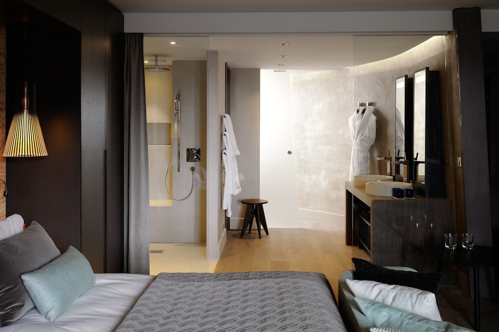 Chai Suite, 1 Queen Bed or 2 Single Beds (on request)