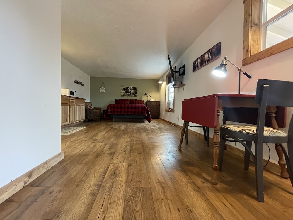 Bronc Suite photo 1