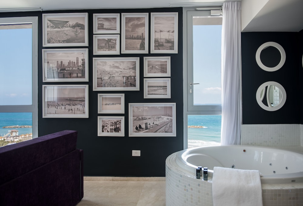 Classic Suite, 1 Queen Bed, Hot Tub, Sea View - Photo 1