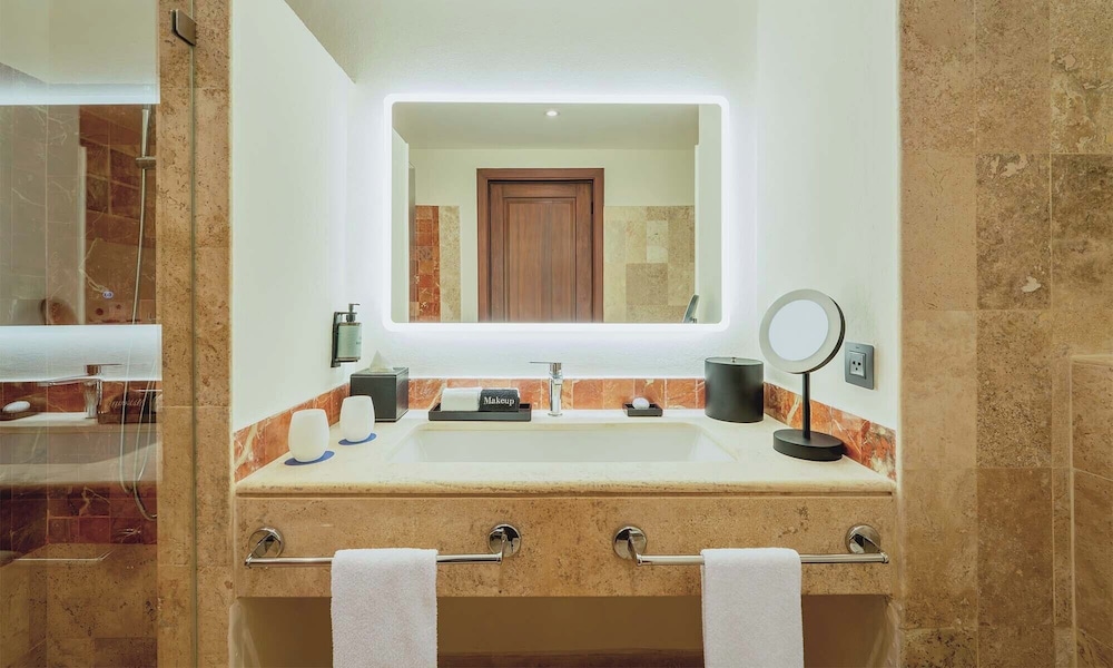 Junior Suite Poolside - Photo 6