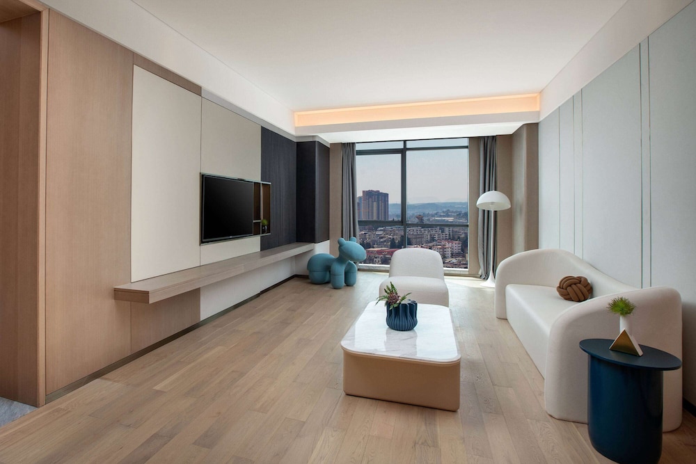 Suite, 1 King Bed (Theme)