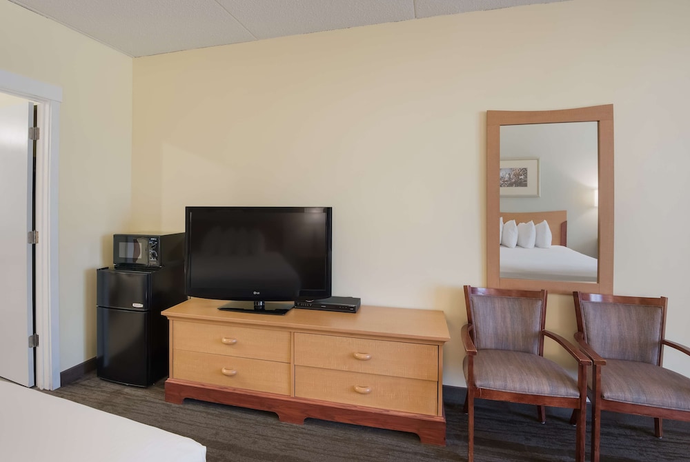 Standard Room, 2 Queen Beds, Non Smoking, Refrigerator & Microwave photo 1
