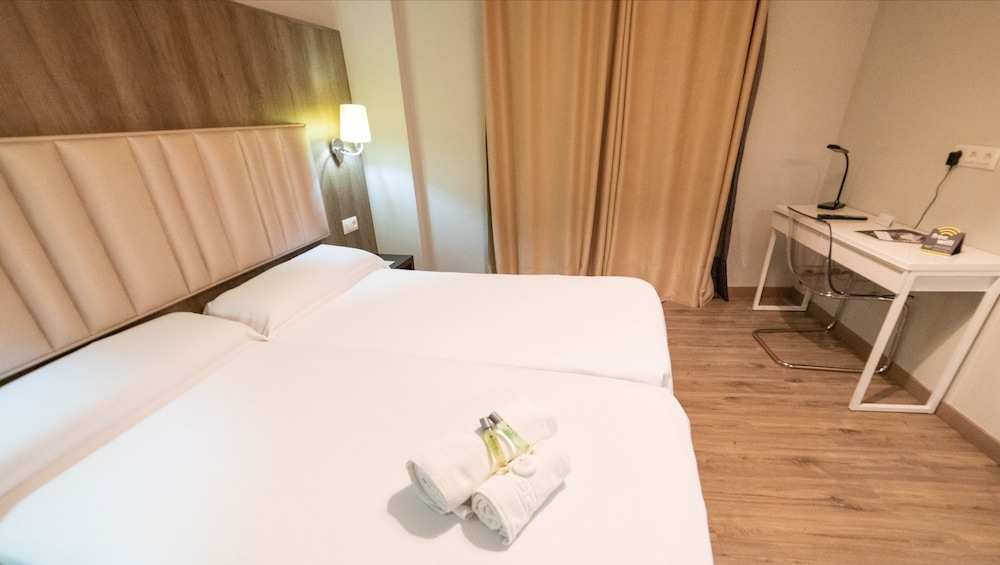 Standard Twin Room - Photo 10