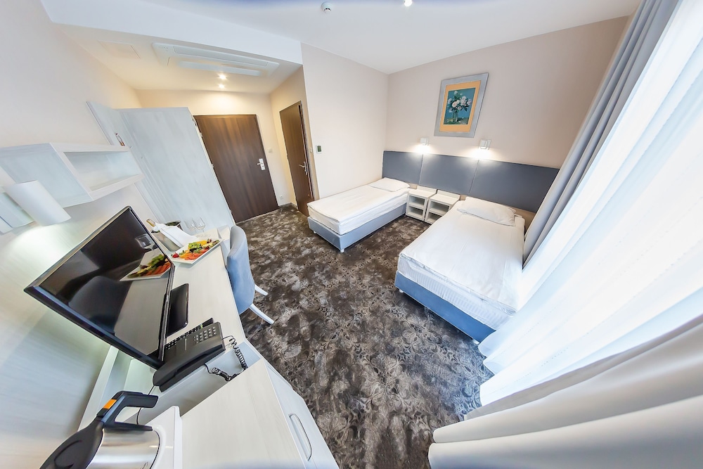 Standard Twin Room - Photo 3