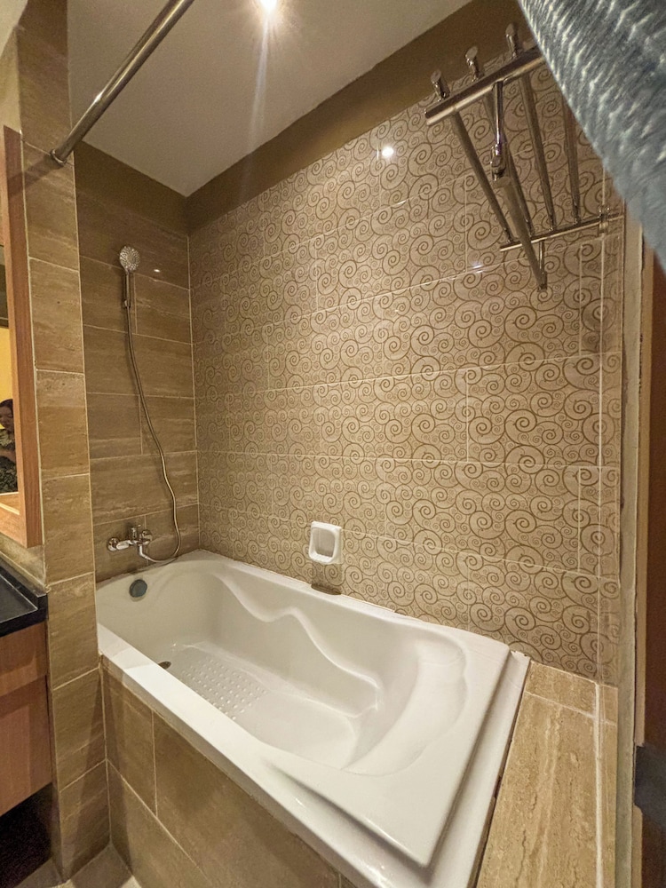 Suite, 1 Bedroom, Balcony - Photo 24