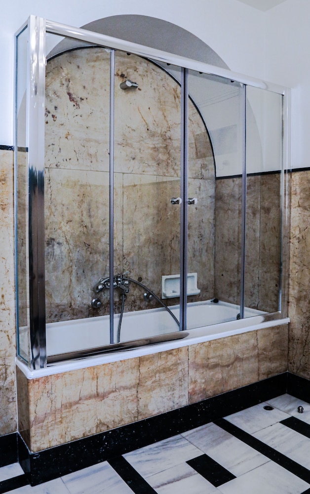 Gardenia Grand Suite photo 2