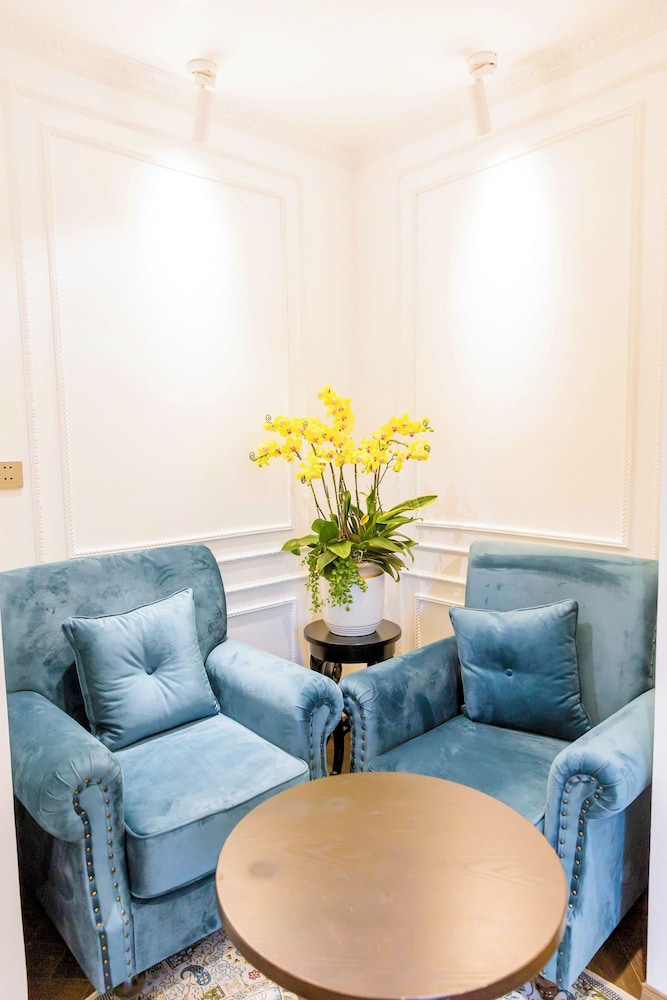 Premier Room, 1 King Bed, Balcony, Ground Floor