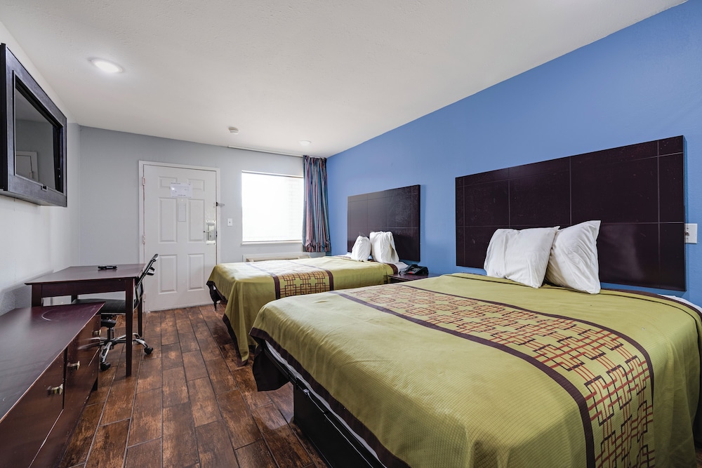 Room, 2 Queen Beds, Smoking - Photo 5