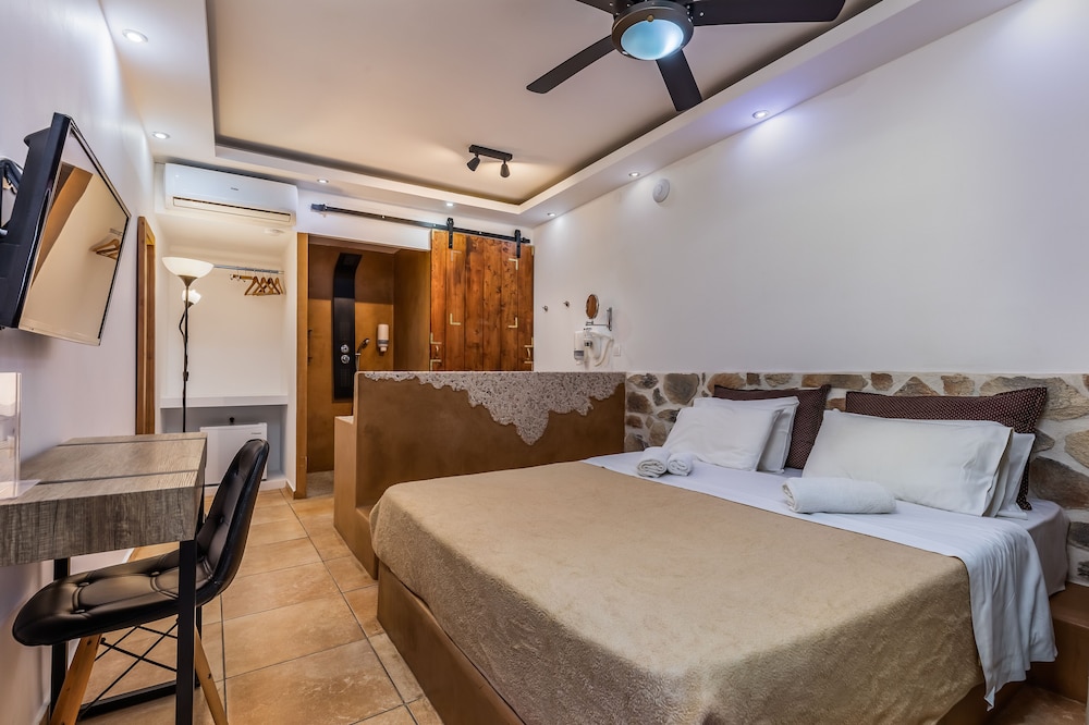 Superior Double Room, Pool View - Photo 5