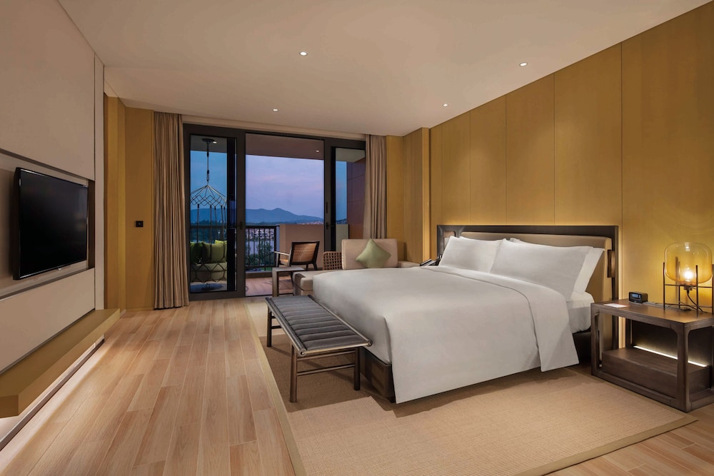 Deluxe Room, 1 King Bed, Lake View photo 3