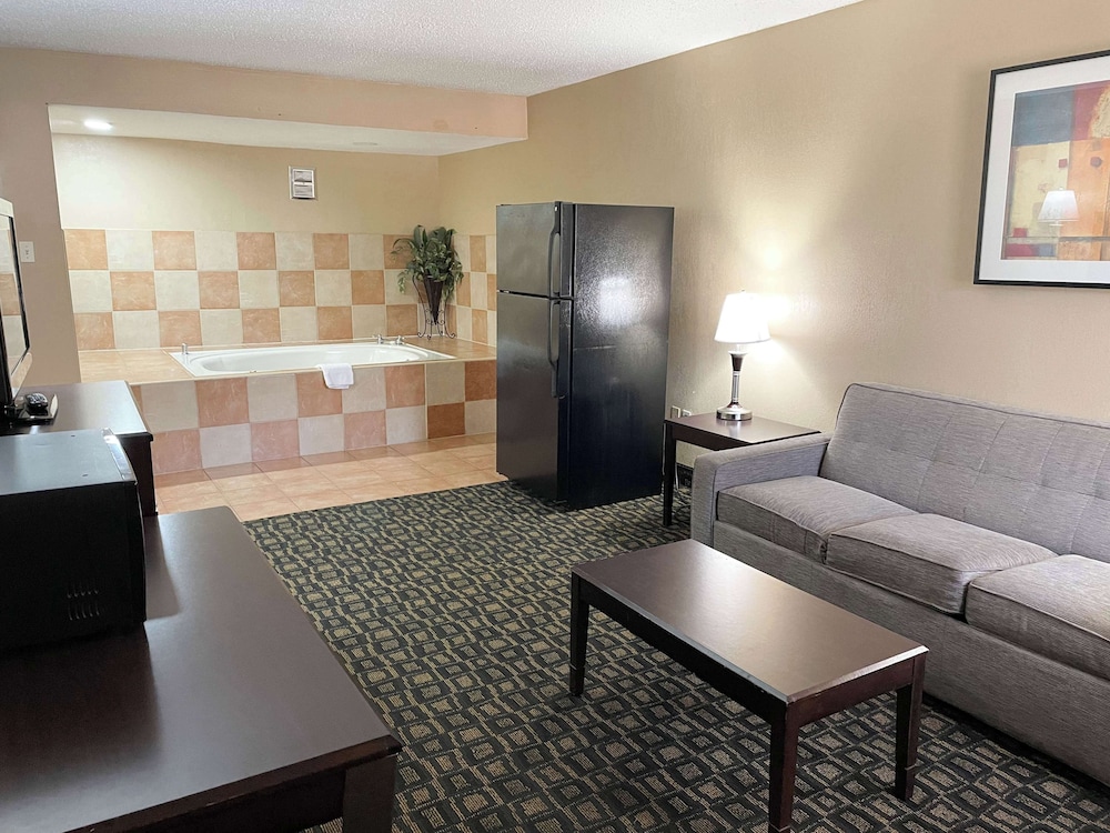 Deluxe Suite, 1 King Bed, Non Smoking, Hot Tub photo 1