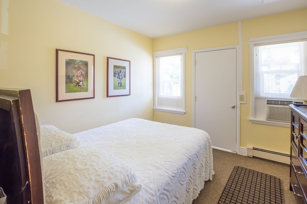 Standard Room, 2 Queen Beds, Pool Access, City View