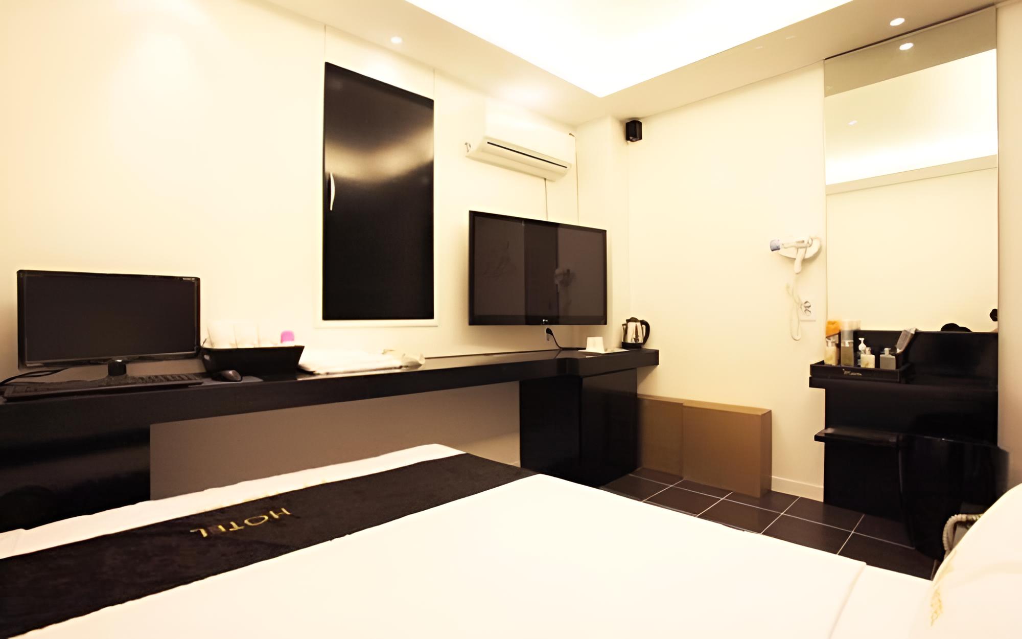 Room (Standard room (available for watching) - Photo 25