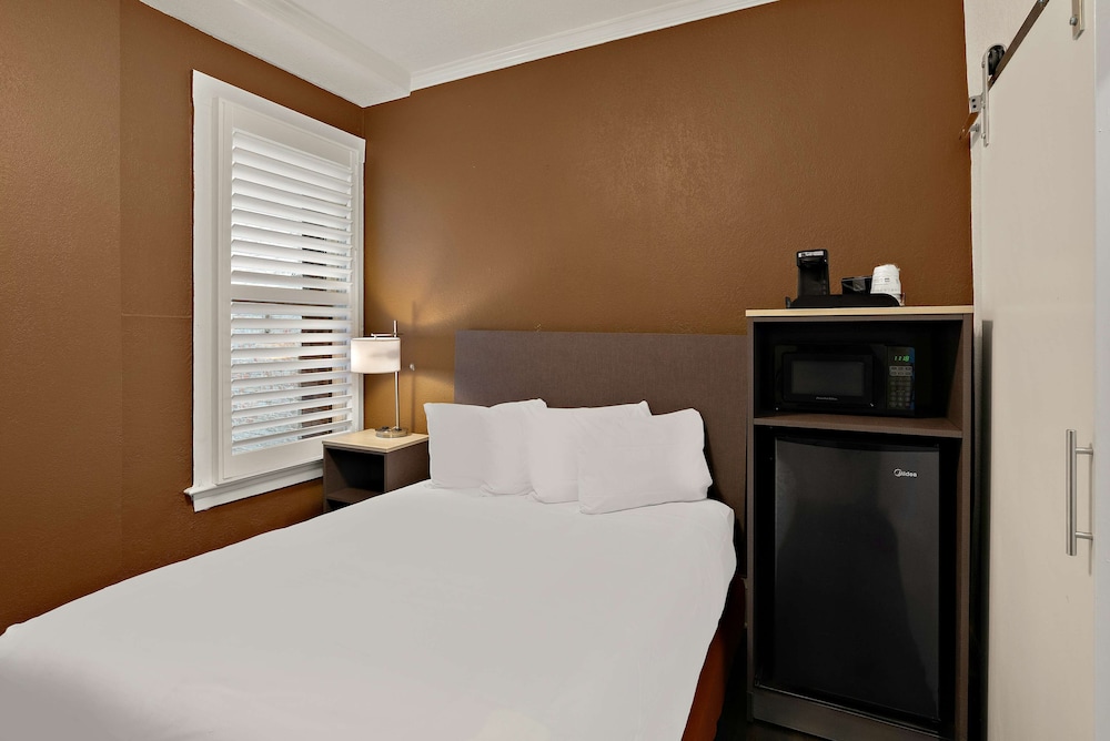 Standard Room, 1 Queen Bed, Non Smoking, Refrigerator & Microwave - Photo 1