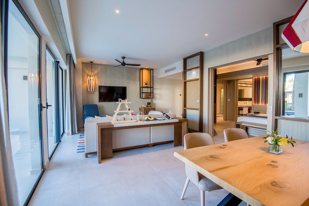 Club One Bedroom Master Swim Up Suite