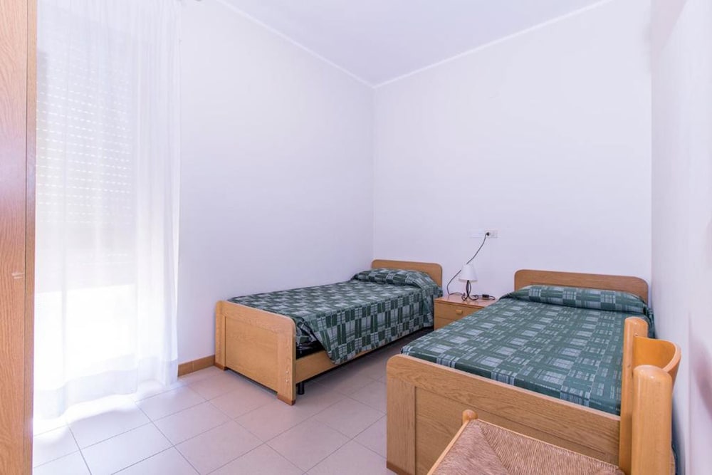 Suite, 2 Bedrooms - Photo 2