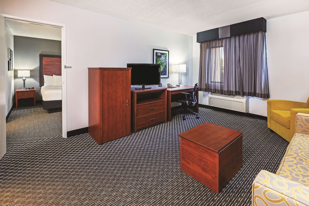 Suite, 1 King Bed, Non Smoking - Photo 1
