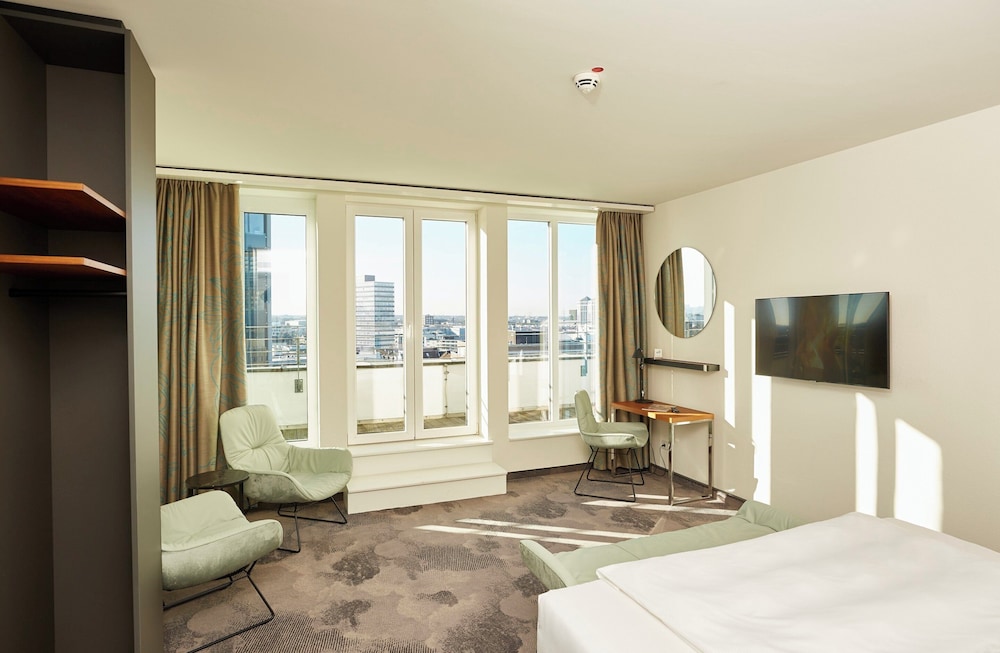 Business Room, 1 King Bed, Balcony photo 3