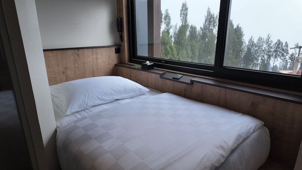 Single Room, Multiple Bedrooms (2 rooms with Single Bed each)