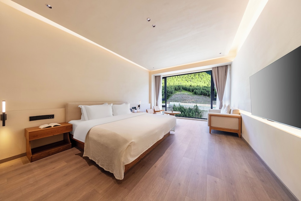 Signature Double Room, Hill View photo 1