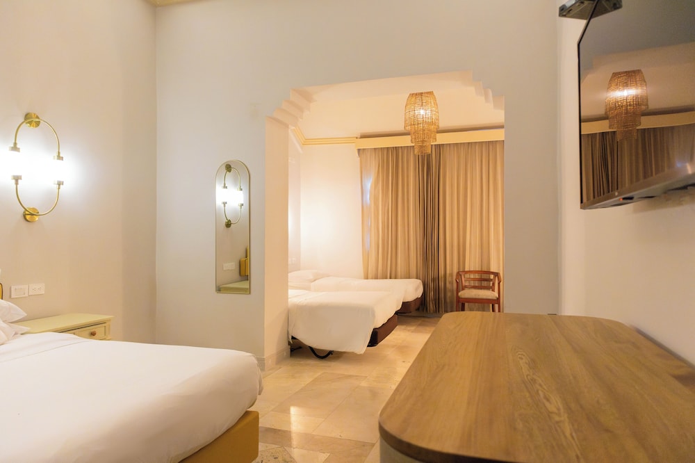 Room, Multiple Beds, Non Smoking - Photo 3
