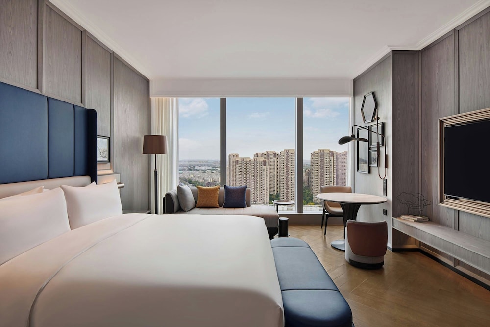 Deluxe Room, 1 King Bed, City View photo 1