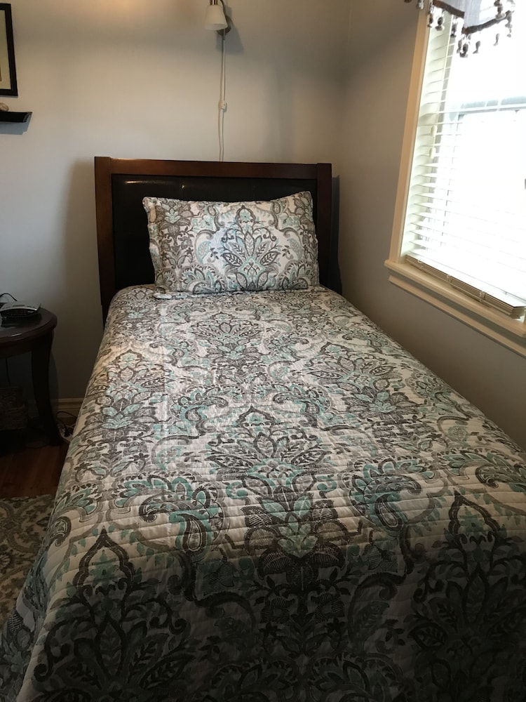 Basic Twin Room, 2 Twin Beds, Non Smoking photo 2