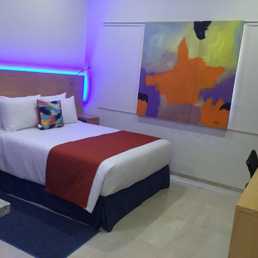 Standard Room, 1 Queen Bed photo 3