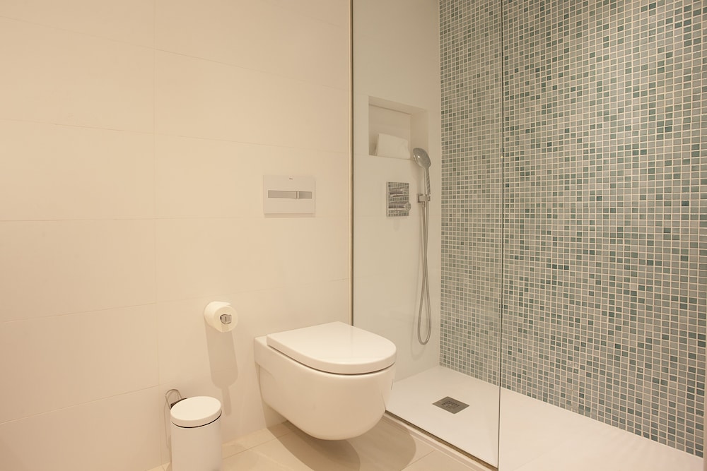 Double Room (Street Views) thumbnail 5