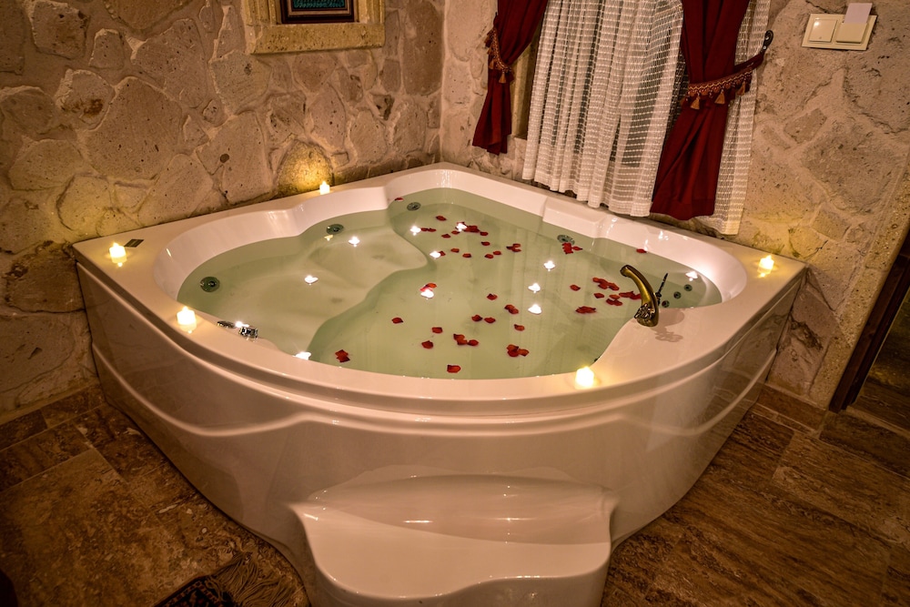 Honeymoon Room, Jetted Tub, City View - Photo 13