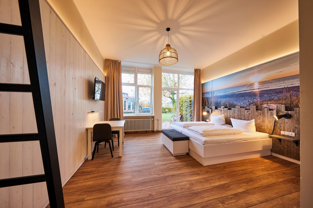 Quadruple Room, Roll-in Shower, Patio