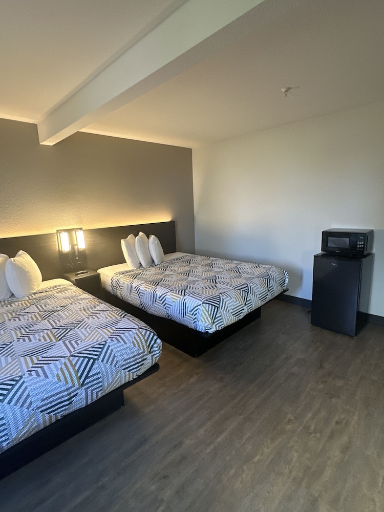 Standard Room, 2 Queen Beds, Non Smoking, Refrigerator & Microwave photo 3