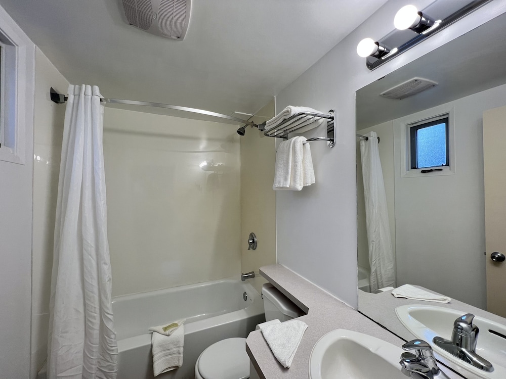 Room, 2 Queen Beds - Photo 9