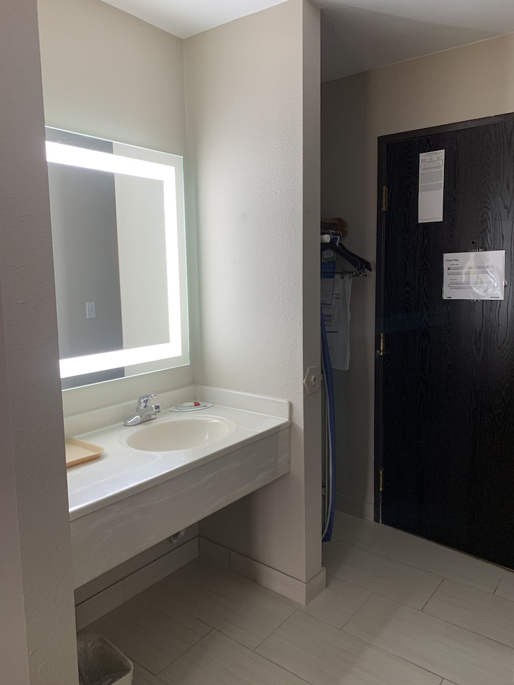Suite, 1 King Bed, Non Smoking, Jetted Tub - Photo 2