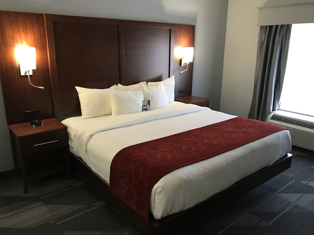 Suite, 1 Queen Bed with Sofa bed, Accessible, Non Smoking - Photo 2