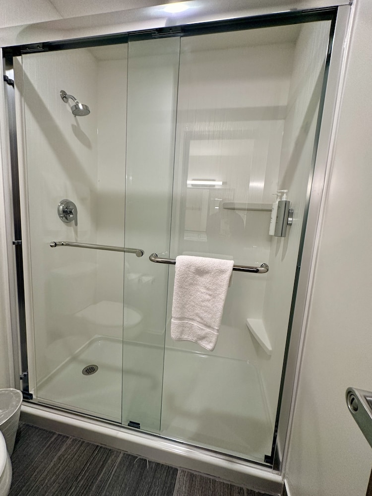 Suite, 1 Bedroom - Photo 7