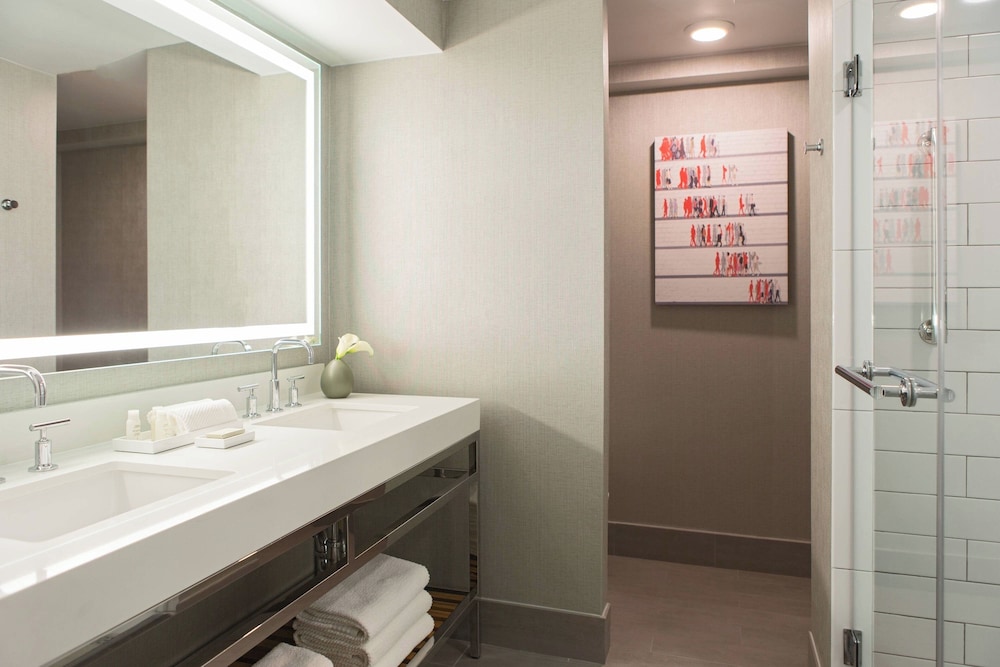 Suite, 1 Bedroom, River View (Mobility Accessible, Roll-in Shower) thumbnail 6