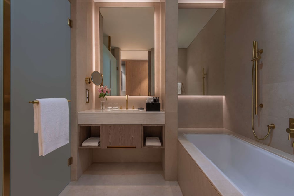 Deluxe Room, 1 King Bed - Photo 4