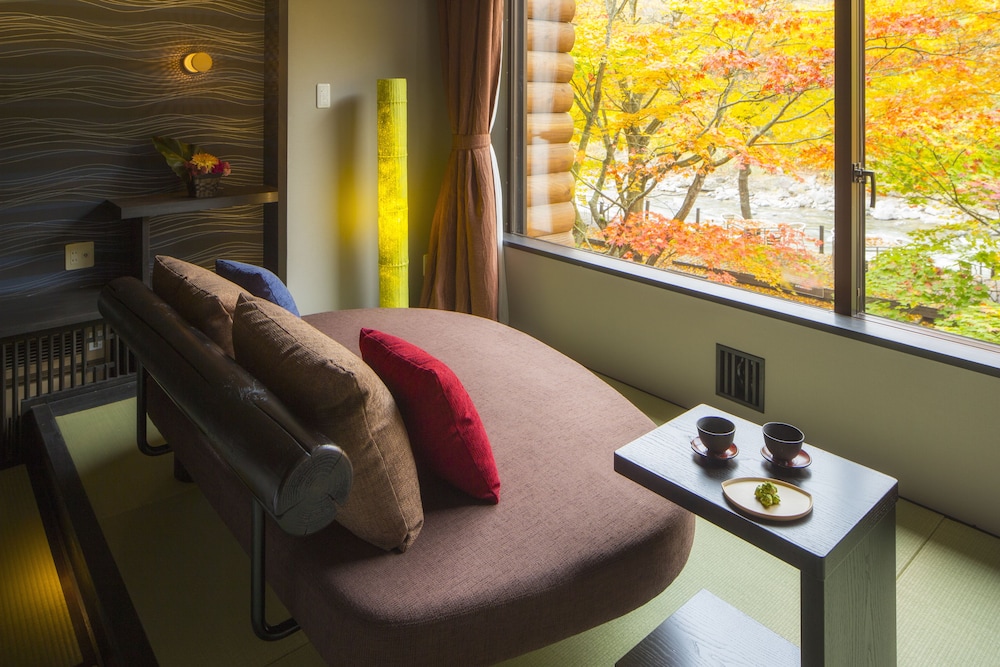 Mountain stream side Japanese-style room photo 3