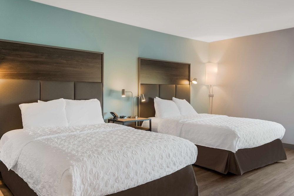 Room, 2 Queen Beds, Accessible, Bathtub - Photo 3