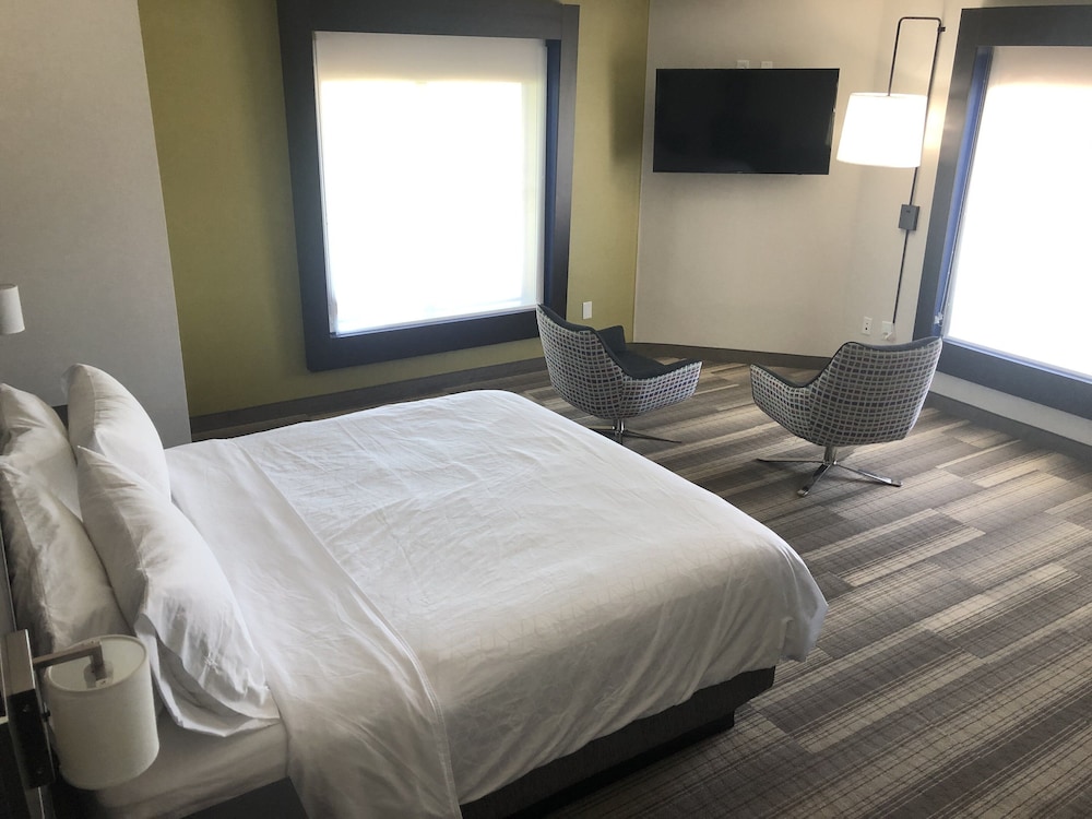 Suite, 1 Bedroom, Lake View, Corner - Photo 3