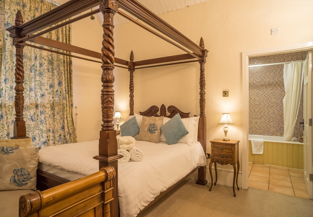 Double Room (Four Poster) photo 3