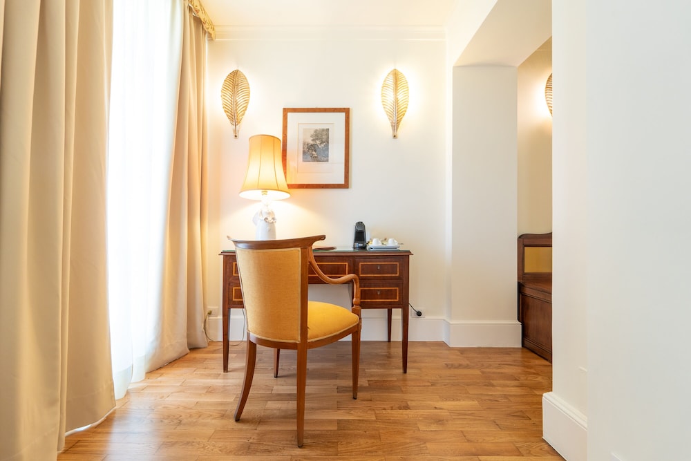 Deluxe Suite, Garden View, Corner - Photo 1