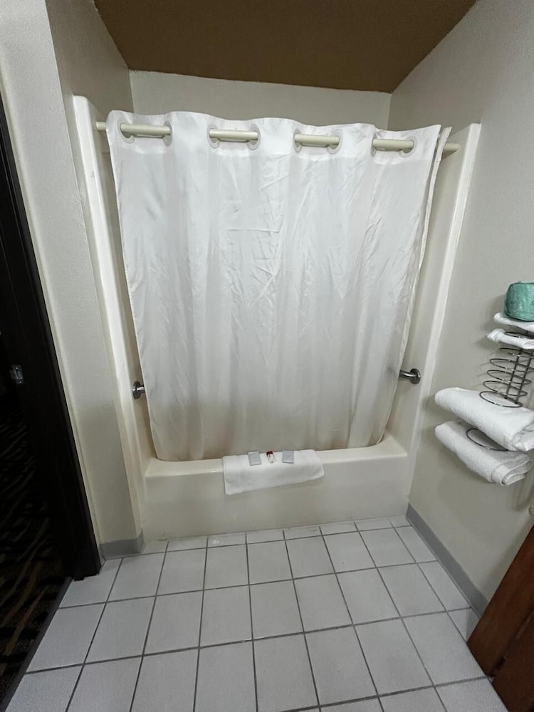 Suite - Queen Bed Non-Smoking - Photo 4