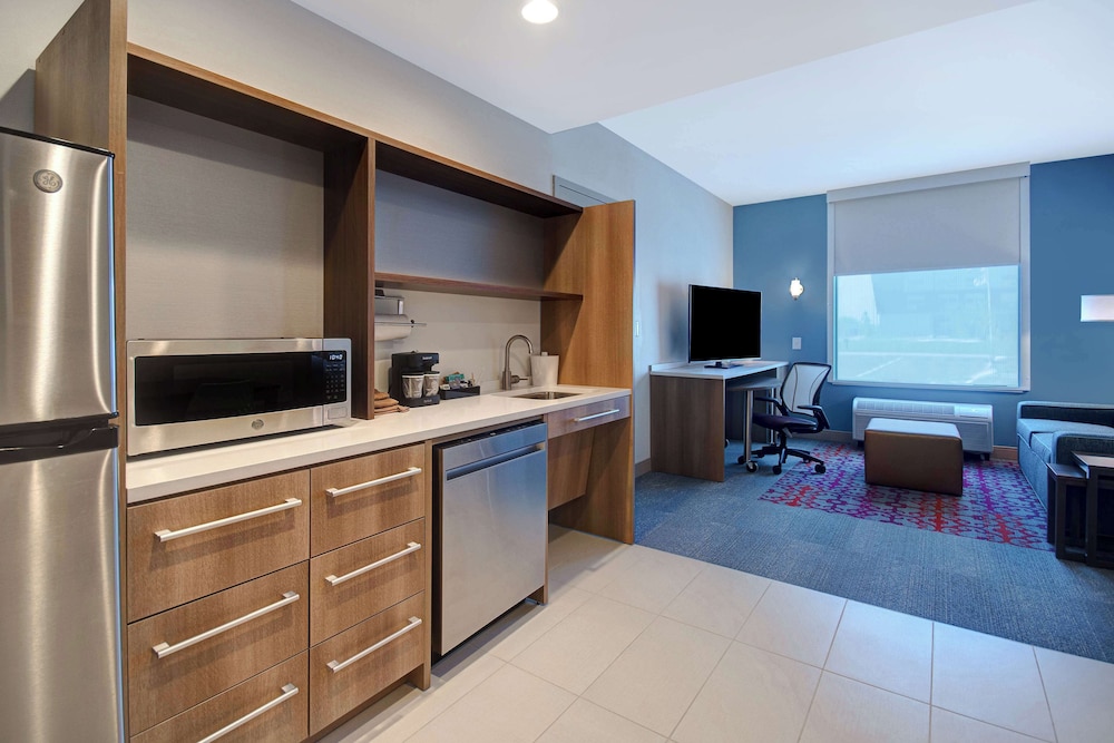 Suite, 1 Queen Bed, Accessible, Bathtub