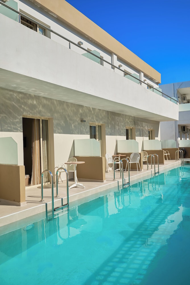 Standard Swim Up - Photo 1