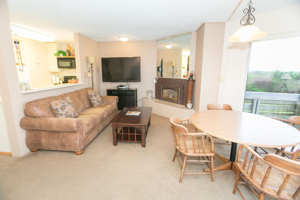 Deluxe Room, Multiple Beds, Kitchen, Pool View (1 Bedroom Dlx -Room 201-Pet Friendly) - Photo 9