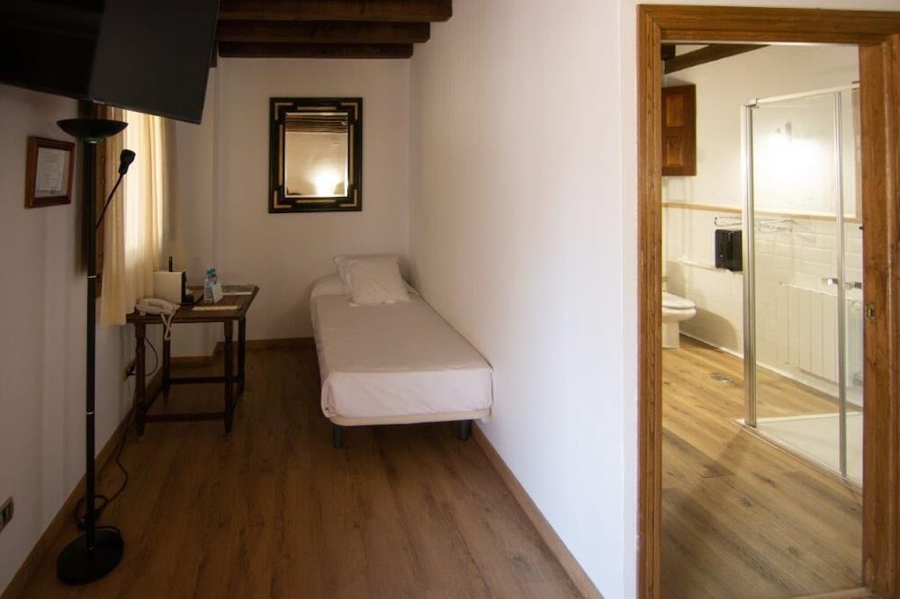 Standard Triple Room, Mobility Accessible photo 2