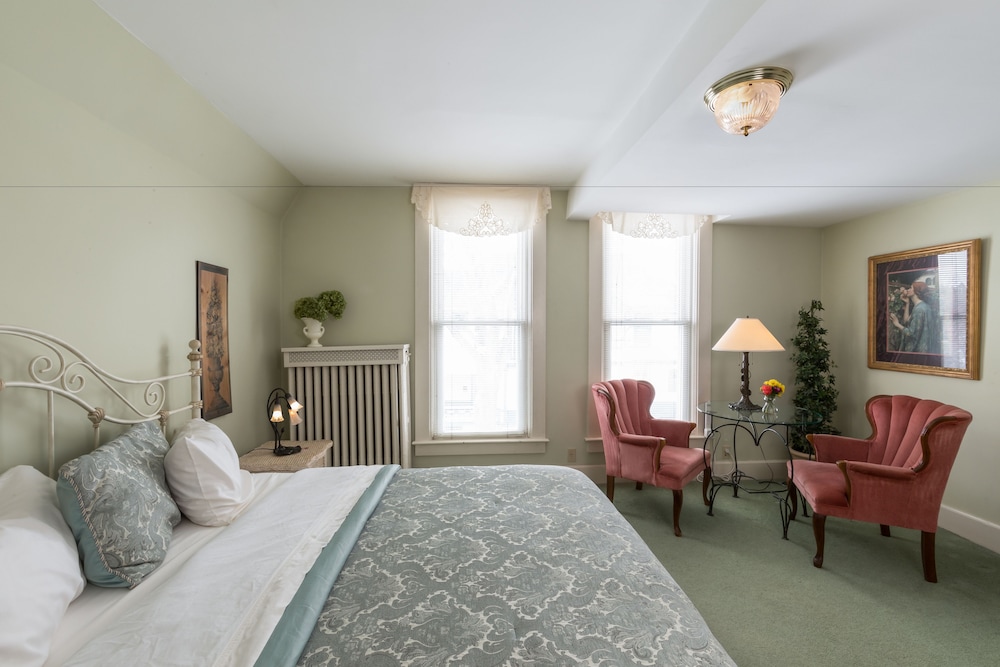 Luxury Suite, 1 King Bed, Jetted Tub (Marseilles Garden)